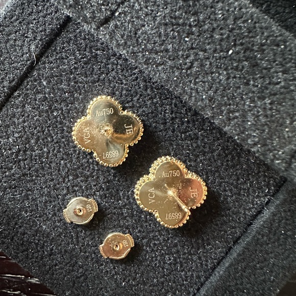 SOLD🎈VCA Alhambra Earrings, 18K Gold & Mother of Pearl - Picture 5 of 6